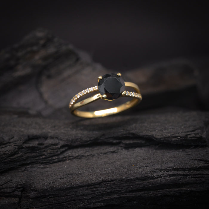 Anillo de compromiso con diamante negro natural de 1.0ct y cristales laterales elaborado en oro amarillo de 14 kilates