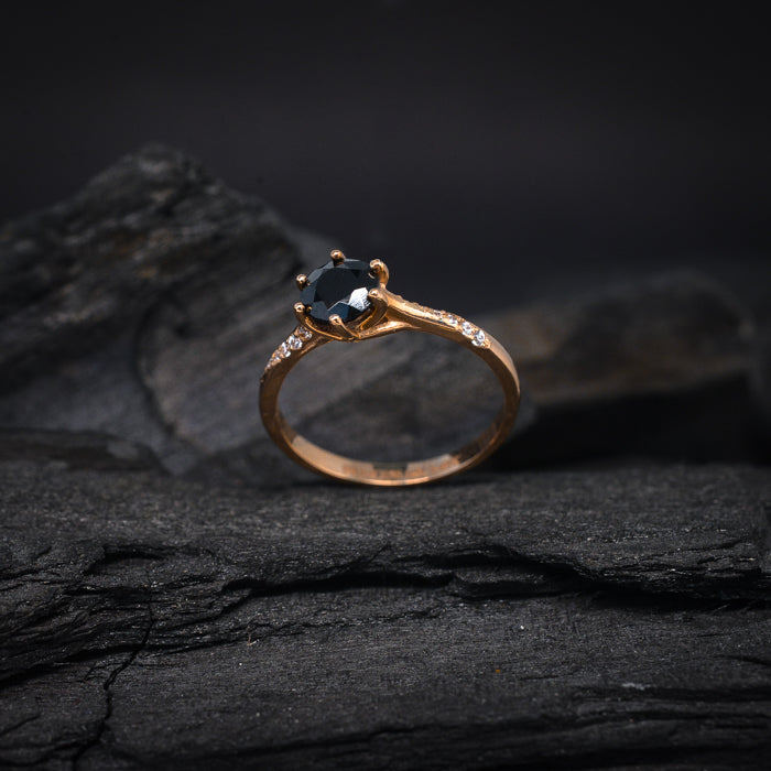 Anillo de compromiso con diamante negro natural de .70ct y 12 diamantes laterales elaborado en oro rosa de 14 kilates