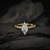 Anillo de compromiso con diamante de laboratorio de 1.0ct corte marquise con certificado IGI y 20 diamantes de laboratorio elaborado en oro amarillo de 14k