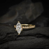 Anillo de compromiso con diamante de laboratorio de 1.0ct corte marquise con certificado IGI y 20 diamantes de laboratorio elaborado en oro amarillo de 14k