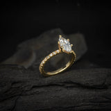 Anillo de compromiso con diamante de laboratorio de 1.0ct corte marquise con certificado IGI y 20 diamantes de laboratorio elaborado en oro amarillo de 14k