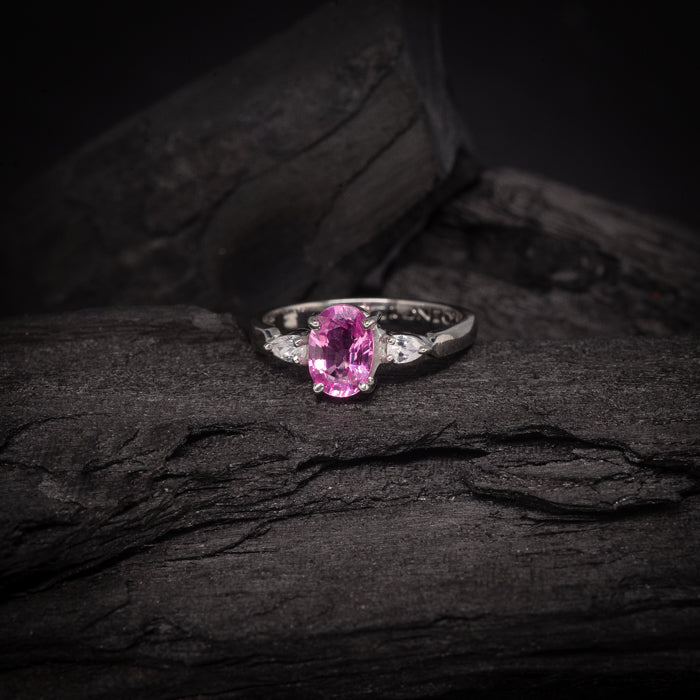 Anillo de compromiso con zafiro rosa natural y 2 diamantes naturales laterales elaborado en oro blanco de 18 kilates