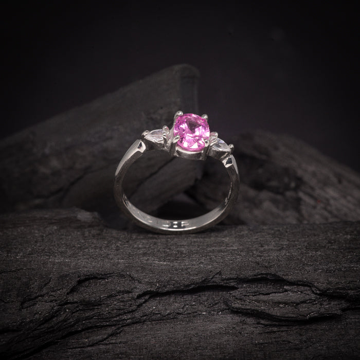 Anillo de compromiso con zafiro rosa natural y 2 diamantes laterales elaborado en oro blanco de 14 kilates
