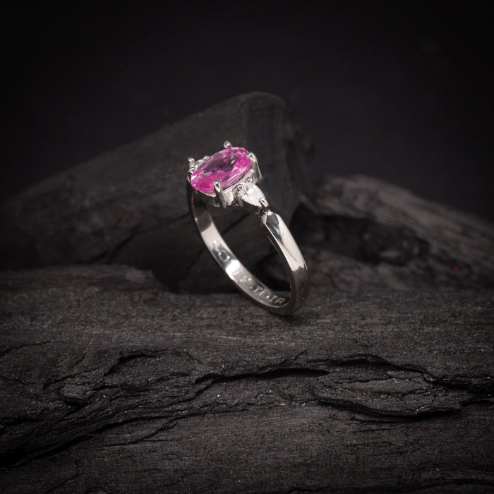 Anillo de compromiso con zafiro rosa natural y 2 diamantes laterales elaborado en oro blanco de 14 kilates