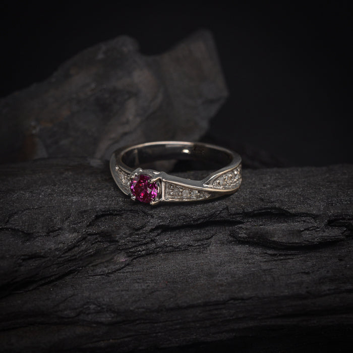 Anillo de compromiso con zafiro rosa natural y 14ct de diamantes naturales laterales realizado en oro blanco de 18 kialtes