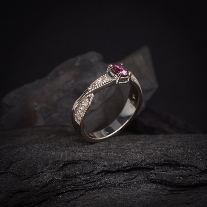 Anillo de compromiso con zafiro rosa natural y 14ct de diamantes naturales laterales realizado en oro blanco de 18 kialtes