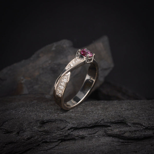 Anillo de compromiso con zafiro rosa natural y 14ct de diamantes naturales laterales realizado en oro blanco de 18 kialtes