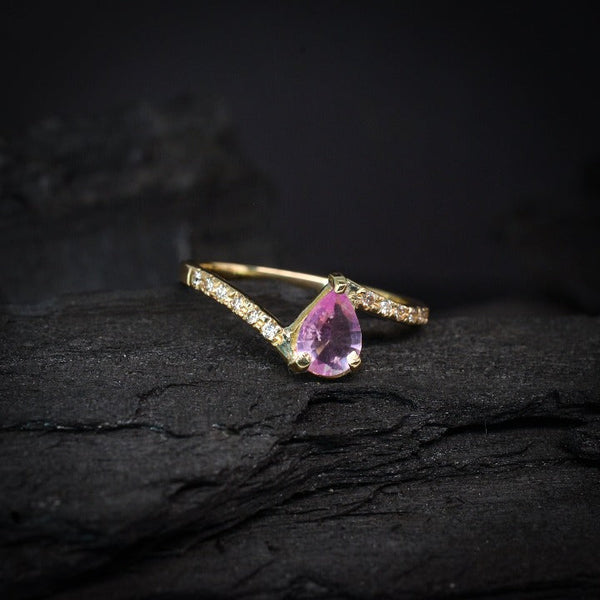 Anillo de compromiso con zafiro rosa natural corte gota y 12 diamantes elaborado en oro amarillo de 18 kilates