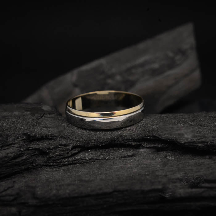 Argolla de matrimonio maciza de 4mm elaborada en oro amarillo y blanco 14k