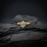 Anillo de compromiso con diamante de laboratorio de 1.0ct corte gota con certificado IGI y 9 diamantes de laboratorio laterales elaborado en oro amarillo de 14k