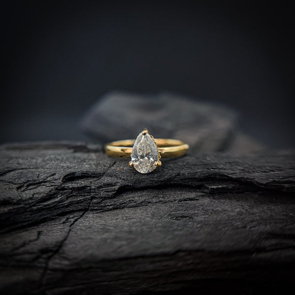 Anillo de compromiso con diamante de laboratorio de 1.0ct corte gota con certificado IGI y 9 diamantes de naturales laterales elaborado en oro amarillo de 14k