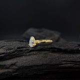 Anillo de compromiso con diamante de laboratorio de 1.0ct corte gota con certificado IGI y 9 diamantes de laboratorio laterales elaborado en oro amarillo de 14k