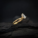 Anillo de compromiso con diamante de laboratorio de 1.0ct corte gota con certificado IGI y 9 diamantes de laboratorio laterales elaborado en oro amarillo de 14k