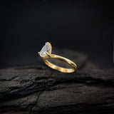 Anillo de compromiso con diamante de laboratorio de 1.0ct corte gota con certificado IGI y 9 diamantes de laboratorio laterales elaborado en oro amarillo de 14k