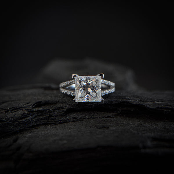 Anillo de compromiso con moissanita de 3.0ct corte princesa con certificado GRA y cristales laterales elaborado en oro blanco de 14k