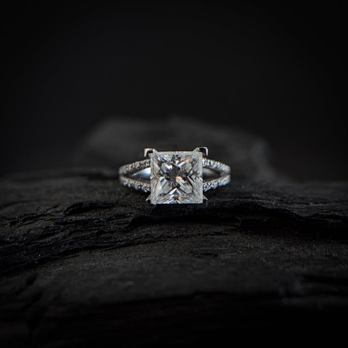 Anillo de compromiso con moissanita de 3.0ct corte princesa con certificado GRA y cristales laterales elaborado en oro blanco de 14k