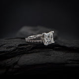 Anillo de compromiso con moissanita de 3.0ct corte princesa con certificado GRA y cristales laterales elaborado en oro blanco de 14k