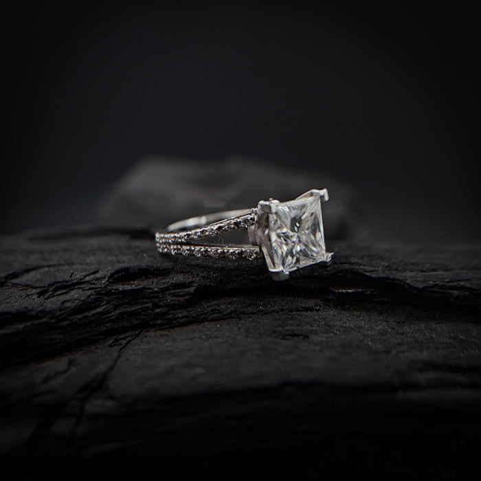 Anillo de compromiso con moissanita de 3.0ct corte princesa con certificado GRA y cristales laterales elaborado en oro blanco de 14k