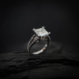 Anillo de compromiso con moissanita de 3.0ct corte princesa con certificado GRA y cristales laterales elaborado en oro blanco de 14k