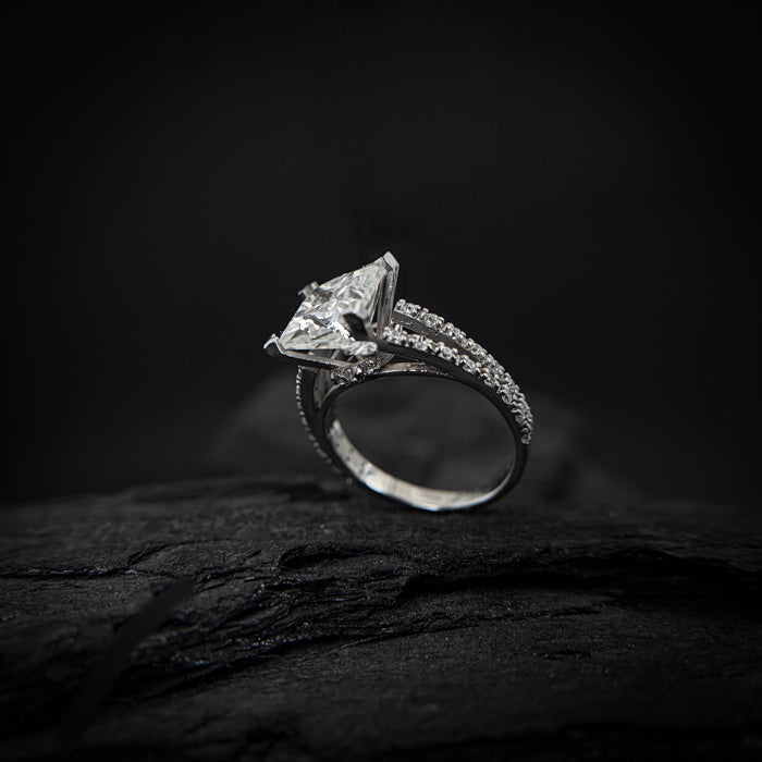 Anillo de compromiso con moissanita de 3.0ct corte princesa con certificado GRA y cristales laterales elaborado en oro blanco de 14k