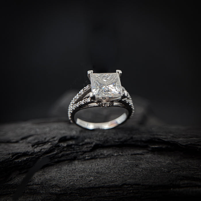 Anillo de compromiso con moissanita de 3.0ct corte princesa con certificado GRA y cristales laterales elaborado en oro blanco de 14k