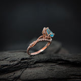 Anillo de compromiso con topacio natural de .80ct corte gota y diamantes naturales laterales elaborado en oro rosa de 14k