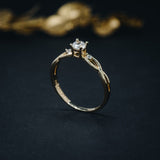Anillo de compromiso con diamante natural de .30ct con certificación GIA y 2 diamantes laterales elaborado en oro amarillo de 14 kilates