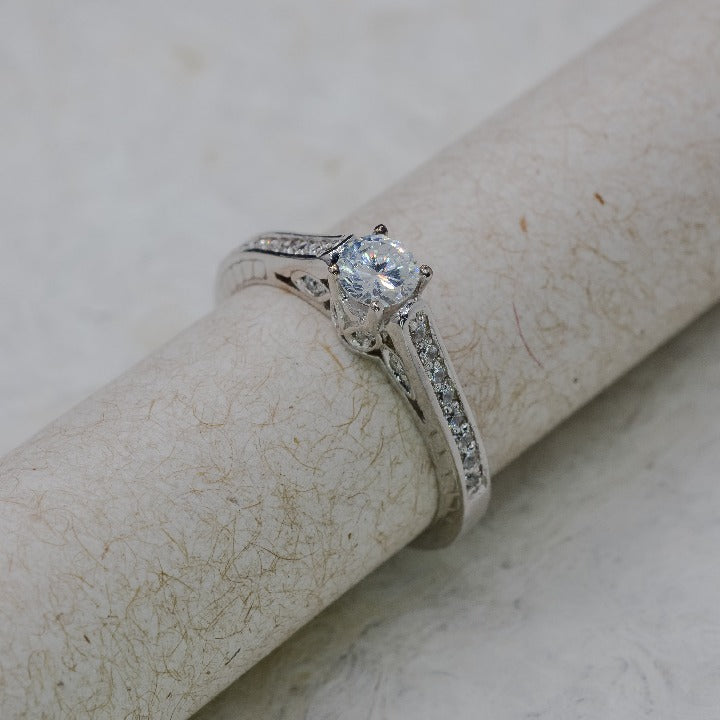 Anillo de compromiso con diamante natural de .50ct y 24 diamantes laterales en oro blanco de 14 kilates