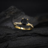 Anillo de compromiso con diamante negro natural central de 1.0ct y 18 diamantes naturales laterales elaborado en oro amarillo de 14 kilates