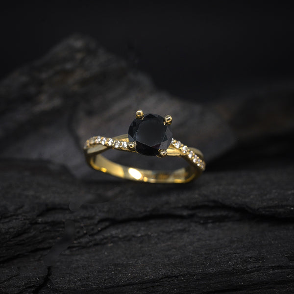 Anillo de compromiso con diamante negro natural de 1.0ct y 18 diamantes laterales elaborado en oro amarillo de 14 kilates