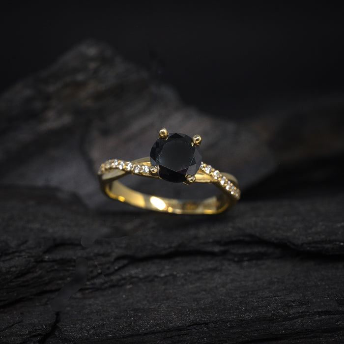 Anillo de compromiso con moissanita negra de 1.0ct con certificado GRA y 18 diamantes naturales laterales elaborado en oro amarillo de 14 kilates