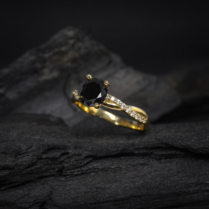Anillo de compromiso con moissanita negra de 1.0ct con certificado GRA y cristales laterales elaborado en oro amarillo de 14 kilates
