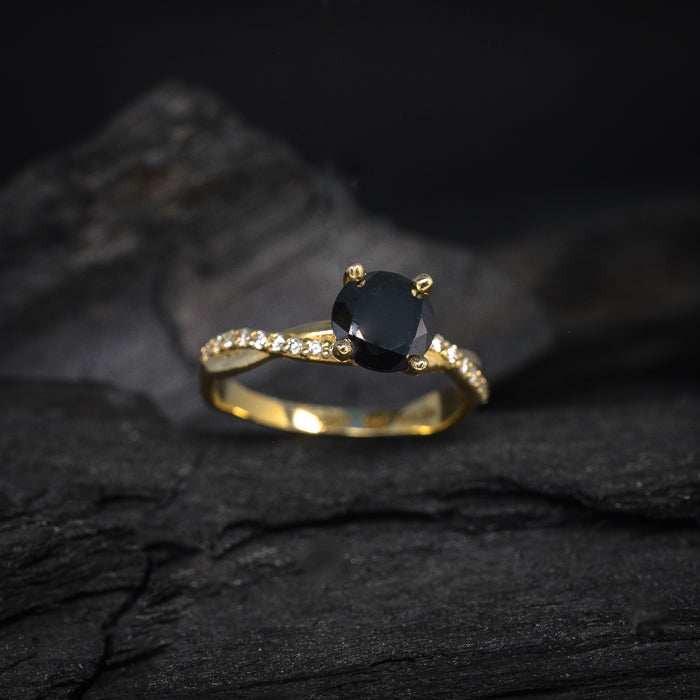 Anillo de compromiso con diamante negro natural central de 1.0ct y 18 diamantes naturales laterales elaborado en oro amarillo de 14 kilates