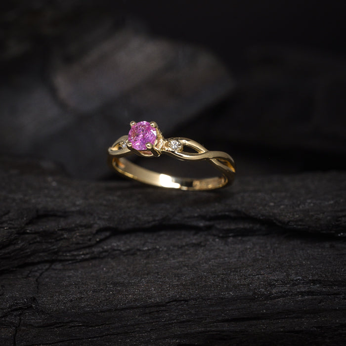 Anillo de compromiso con zafiro rosa y 2 diamantes naturales laterales elaborado en oro de 14 kilates