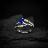 Anillo de compromiso con zafiro natural de .50ct AAA corte brillante y 20 diamantes naturales elaborado en oro blanco de 14k