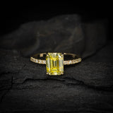 Anillo de compromiso con moissanita amarilla de 3.0ct corte esmeralda con certificado GRA y 10 moissanitas laterales elaborado en oro amarillo de 14k