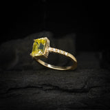 Anillo de compromiso con moissanita amarilla de 3.0ct corte esmeralda con certificado GRA y 10 moissanitas laterales elaborado en oro amarillo de 14k