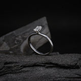 Anillo de compromiso con diamante natural de .30ct corte esmeralda con certificación GIA elaborado en oro blanco de 14k