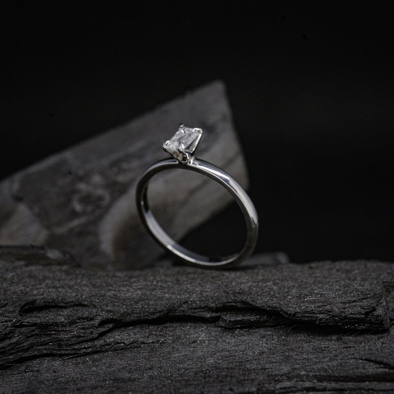 Anillo de compromiso con diamante natural de .30ct corte esmeralda con certificación GIA elaborado en oro blanco de 14k