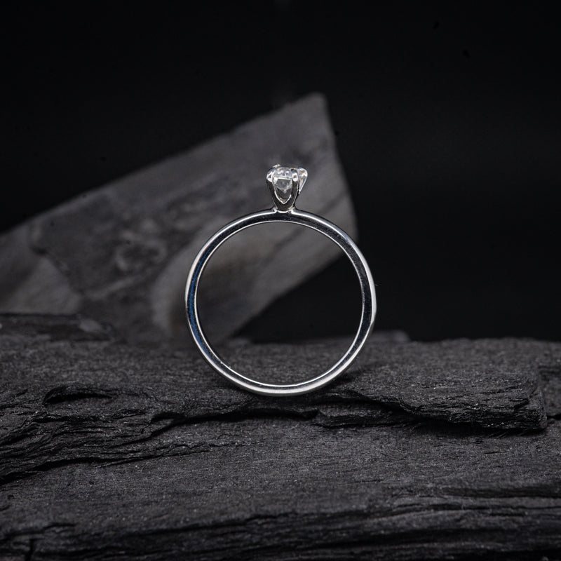 Anillo de compromiso con diamante natural de .30ct corte esmeralda con certificación GIA elaborado en oro blanco de 14k