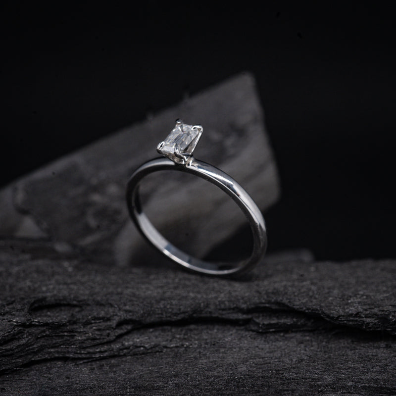 Anillo de compromiso con diamante natural de .30ct corte esmeralda con certificación GIA elaborado en oro blanco de 14k