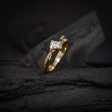 Anillo de compromiso con diamante natural central de .20ct corte princesa y 5 diamantes naturales laterales elaborado en oro amarillo de 14 kilates