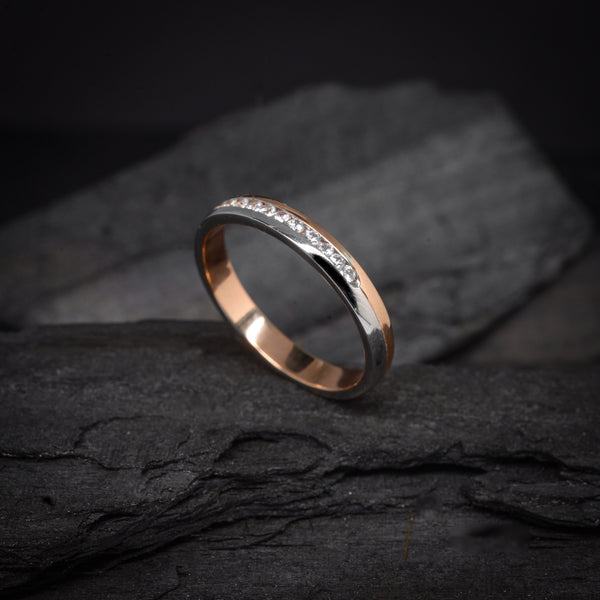 Argolla de matrimonio maciza de 3mm con incrustación de cristales (mitad de la pieza) elaborada en oro rosa y blanco de 14k