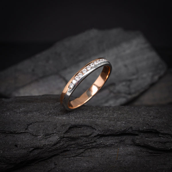 Argolla de matrimonio maciza de 3mm con incrustación de cristales (mitad de la pieza) elaborada en oro rosa y blanco de 14k
