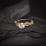 Anillo de compromiso con diamante natural central de .60ct con certificación GIA y 8 diamantes naturales laterales elaborado en oro amarillo de 18 kilates