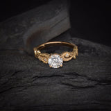 Anillo de compromiso con diamante natural central de .60ct con certificación GIA y 8 diamantes naturales laterales elaborado en oro amarillo de 18 kilates