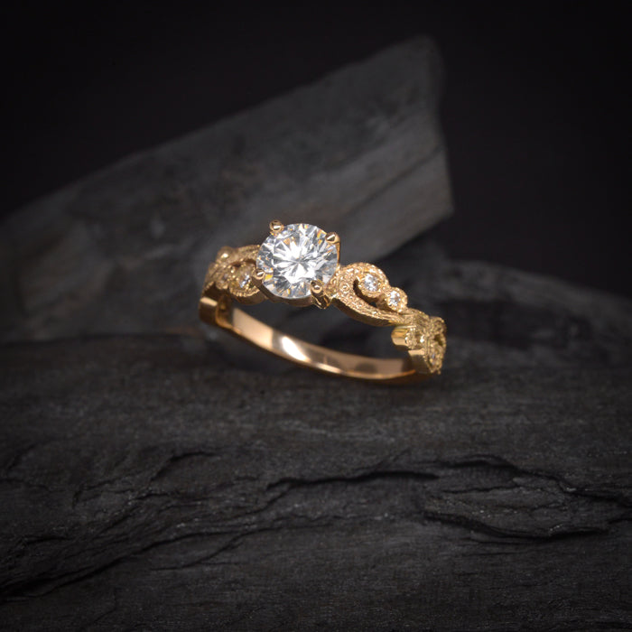 Anillo de compromiso con diamante natural central de .60ct con certificación GIA y 8 diamantes naturales laterales elaborado en oro amarillo de 14 kilates