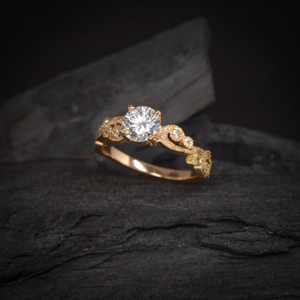Anillo de compromiso con diamante natural central de .60ct con certificación GIA y 8 diamantes naturales laterales elaborado en oro amarillo de 18 kilates