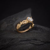 Anillo de compromiso con diamante natural central de .60ct con certificación GIA y 8 diamantes naturales laterales elaborado en oro amarillo de 18 kilates