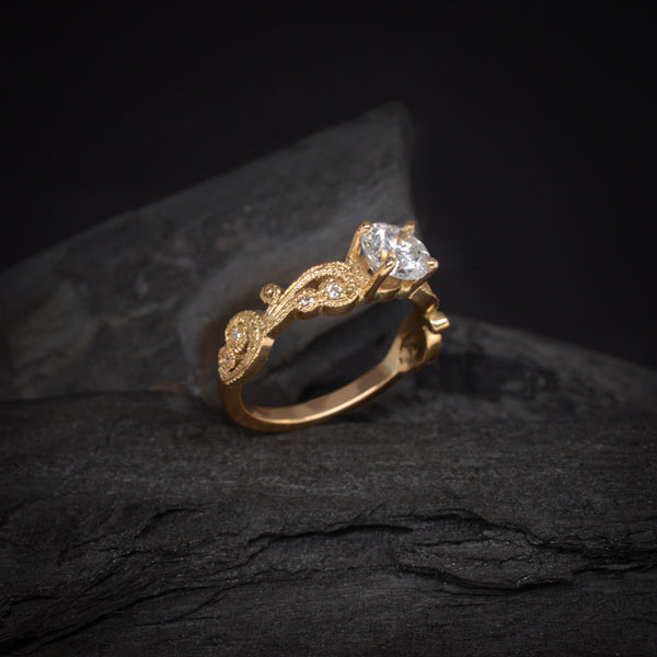 Anillo de compromiso con moissanita de 1.0ct con certificado GRA y cristales laterales realizado en oro amarillo de 14 kilates